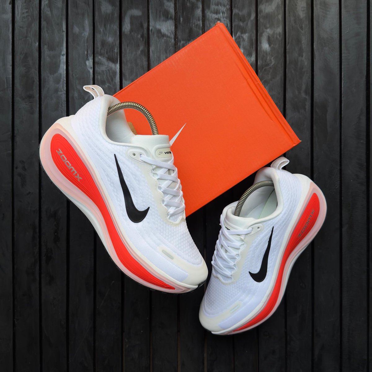 TeeKickz's tweet photo. Nike Vomero Plus White Bright Crimson Sneakers clean die… white steady, crimson dey pop mad.

Man’s comfy on road, no wahala, step out correct, everywhere burst 🔥  
If you sabi style, you go understand.

#TeeKicks #Nike #kicks #drip #streetwear #sneakerhead #NaijaSt https://t.co/I09GFdv33y