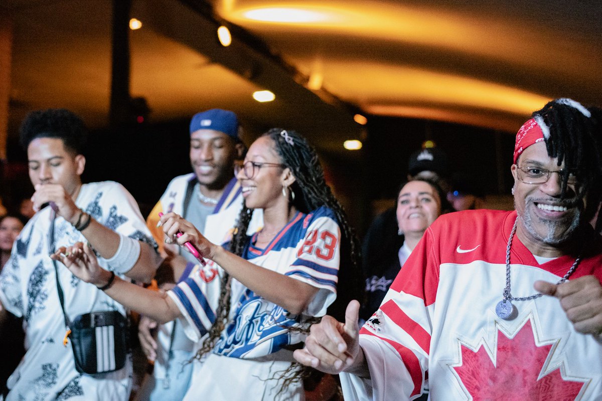 marcogomes's tweet image. Baile Charme Black Bom, equipe do RJ fazendo festa no Setor Bancário Sul, Brasília, DF. Fotos com câmera digital e lente 35mm. @baileblackbom @ambar.bsb 

#party #blackmusic #rnb