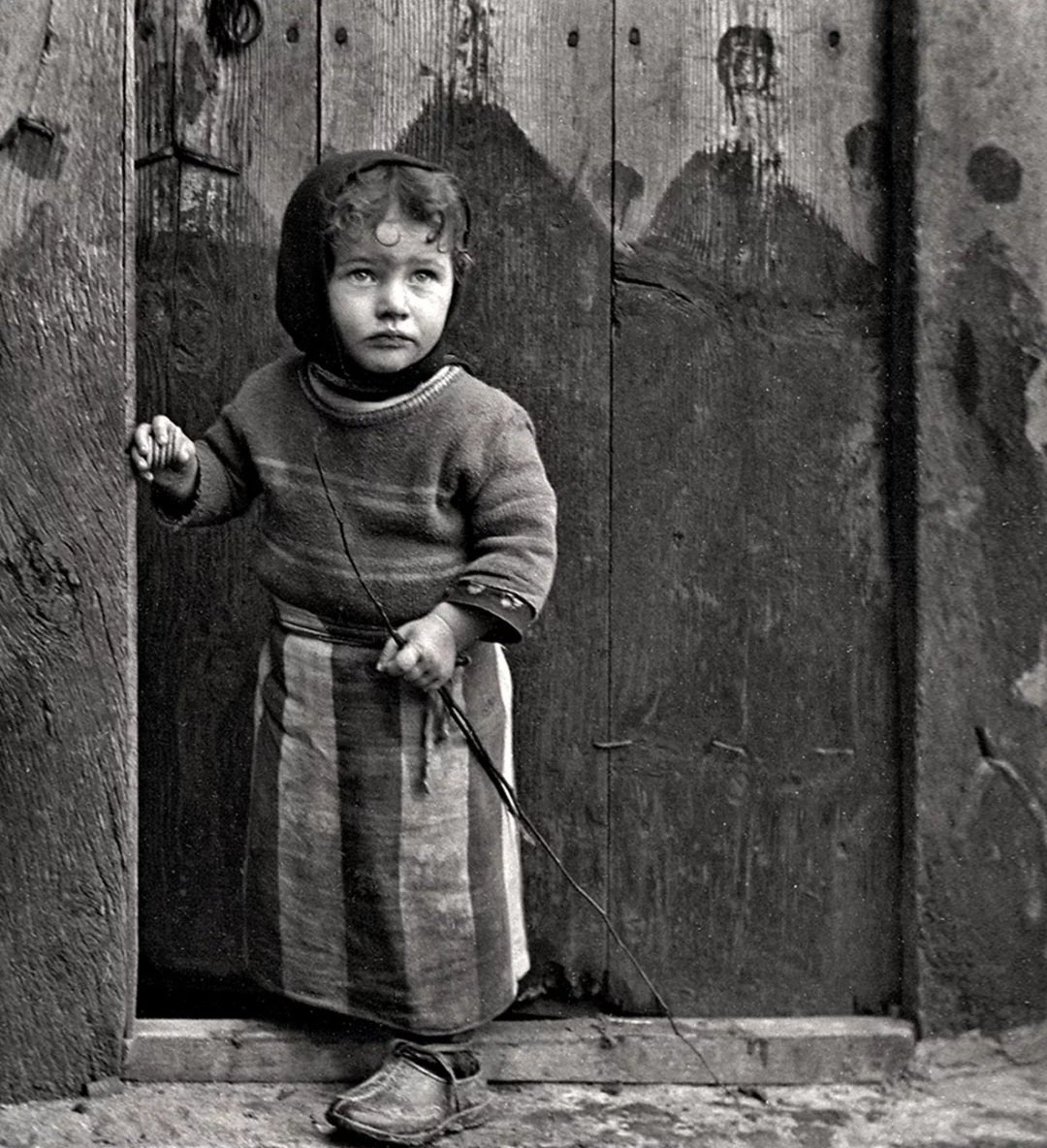 Küçücük peştemalıyla, oynadığı çalısıyla, giydiği kara lastiğiyle, bir elinde bisküvileri ve şaşkın bakışıyla... 

Trabzon'da yaylada bir kız çocuğumuz, 1970'ler...

📷 Mustafa Reşat Sümerkan