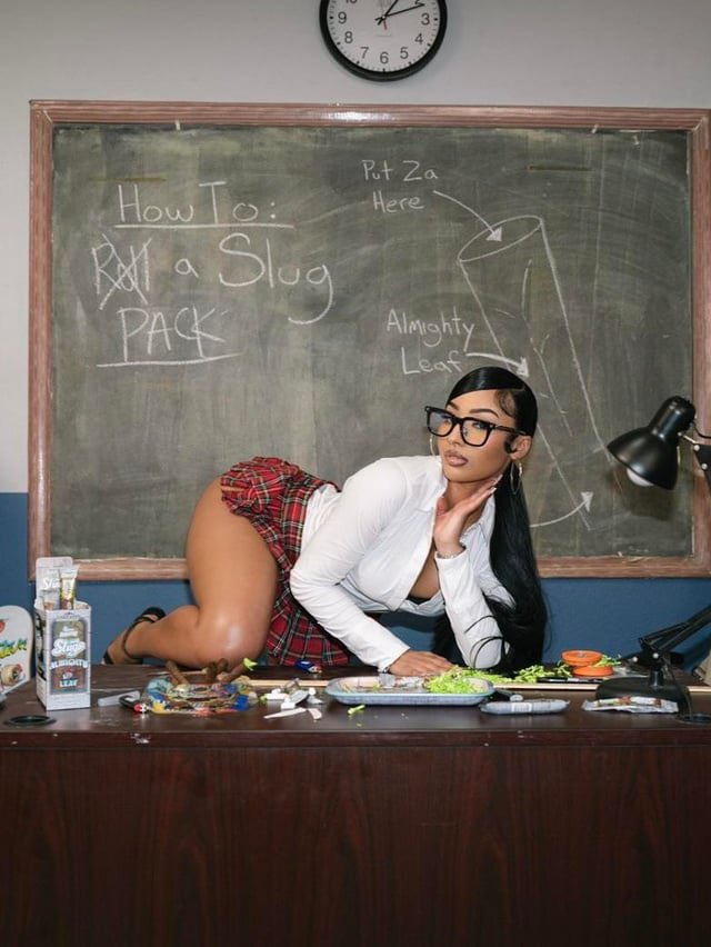 GirlsWithBeauty's tweet photo. Be honest… are you paying attention to the lesson or her? 😍 https://t.co/meY0wZunwy