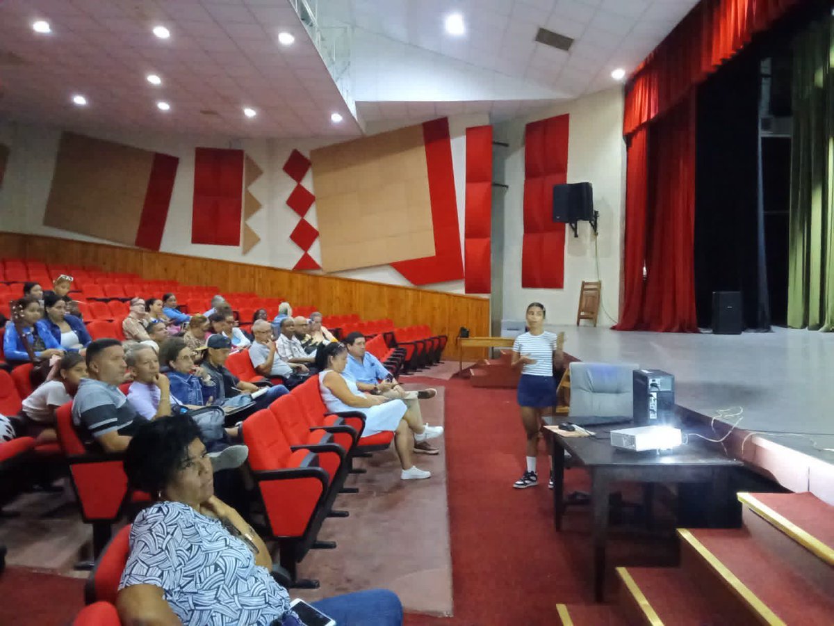 cpcc_sspiritus's tweet photo. Hoy el Teatro Principal acogió el taller preparatorio para la pre defensa del Ejercicio Final Integral de la carrera Formación de instructores de arte. Un espacio de aprendizaje, intercambio y crecimiento para quienes serán los próximos guías de nuestra cultura.
#CasasDeCulturaSS https://t.co/EUJH09nT5c