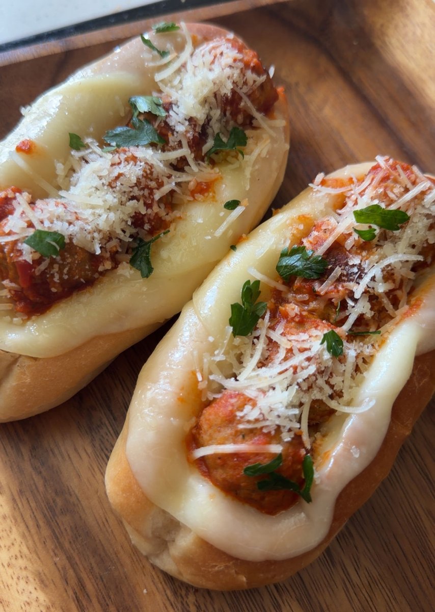 mommye's tweet image. #ad Garlic Parmesan Meatball Boats = the easiest dinner win 😍

Cheesy, garlicky, and gone FAST in my house 😂

Full recipe 👇
 mommyenterprises.com/moms-blog/6325…
#MFFM2026 #dinnerideas #easyrecipes