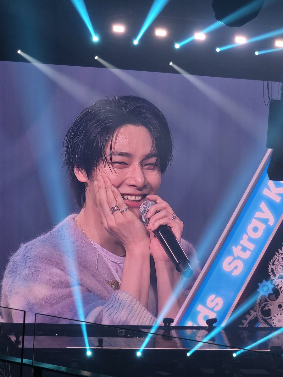 love4yji's tweet photo. 🦊 “please don’t forget that i will remain as “someone who always smiles” because of STAY” https://t.co/6WkqUQVUdA