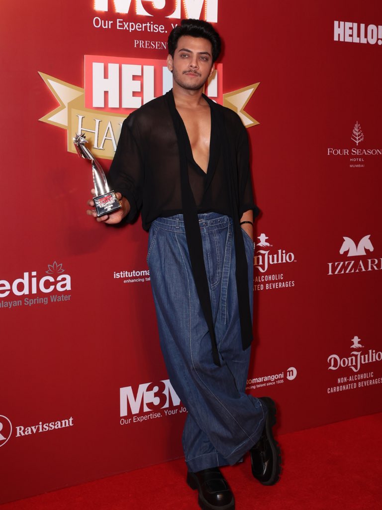 HELLOmagIndia's tweet image. Before a single award was handed out, the #HELLOHallOfFameAwards 2026 red carpet had already stolen the spotlight—each arrival raising the star wattage a&amp;amp; bringing together India’s most talked-about faces: shorturl.at/mycSG #HELLOIndia #HELLOMagazine #HHOF2026