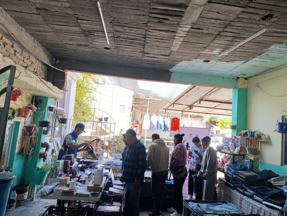 En la colonia Compositores Mexicanos realizamos un bazar en apoyo a la economía de las y los vecinos. Con la instalación de este espacio, acercamos productos de alta calidad a precios accesibles, para fortalecer el ahorro de las familias y fomentar el bienestar de nuestra