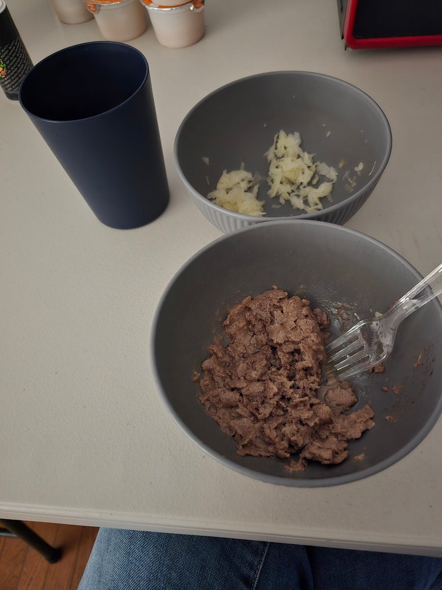 VanessaRaney's tweet image. Today was meeting my first peer support person at @McDonalds where she gave me a $10 rewards card. With it, I bought 3 hash browns and a @MinuteMaid orange juice. Dropped off laundry and picked up a banana bread. My lunch for today. Me getting ready to interview. ☺️ #stepbystep