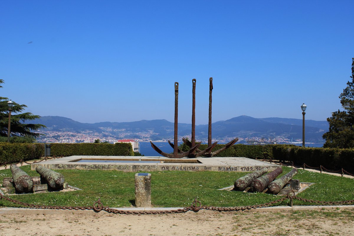 S A N T I tweet media