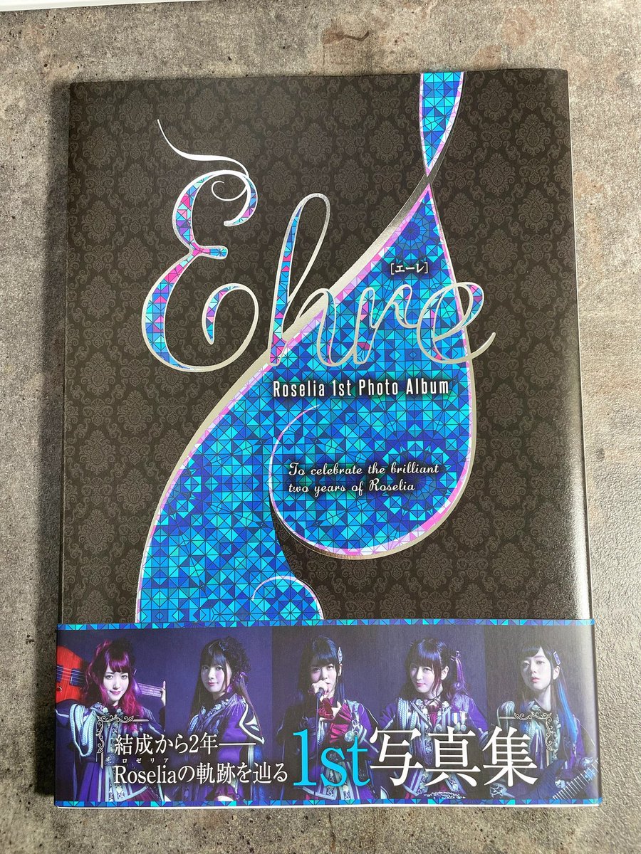 yuuukasuro's tweet photo. どうしてもコレだけは『持っていたいな』と思って再購入しました。

Roselia 10周年を堪能する前に、始まりから噛み締めたいなと…当たり前じゃないんだなという気持ちを日々忘れない為にも。

最後のページだけは一生忘れたくない。

#Roselia
#Eher https://t.co/s9rOMl3cyd