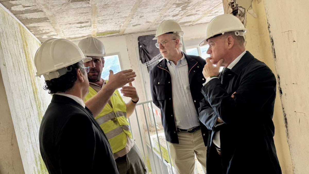 RofezCSL's tweet photo. Arrancan las obras en el CEP José Rodríguez Galán de Antequera, con una inversión de 365.154,65.
A la visita han asistido representantes institucionales y educativos, entre ellos el delegado Miguel Briones y el alcalde Manuel Jesús Barón.
#rofez #construccion #antequera https://t.co/2Mm9BLQeeU