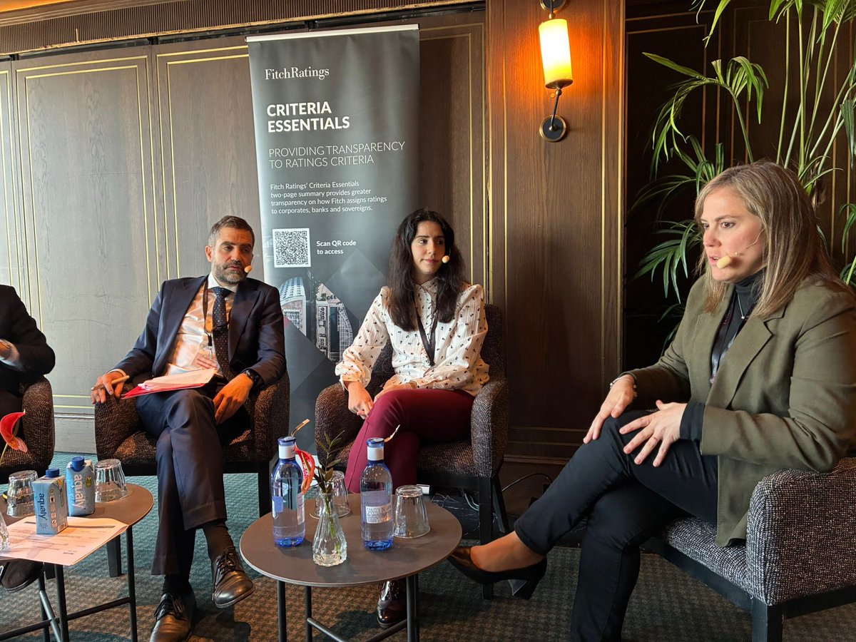 HaciendaCMadrid's tweet photo. 🏛️ Participamos en la jornada de @FitchRatings junto a Tesoro Español, BEI, ICO y otras entidades financieras.

📉 En financiación, se destacó cómo la @ComunidadMadrid refinanció sus vencimientos antes de la guerra de Irán y logró el menor spread sobre Tesoro de su historia: 5. https://t.co/4wPyqwYwQz