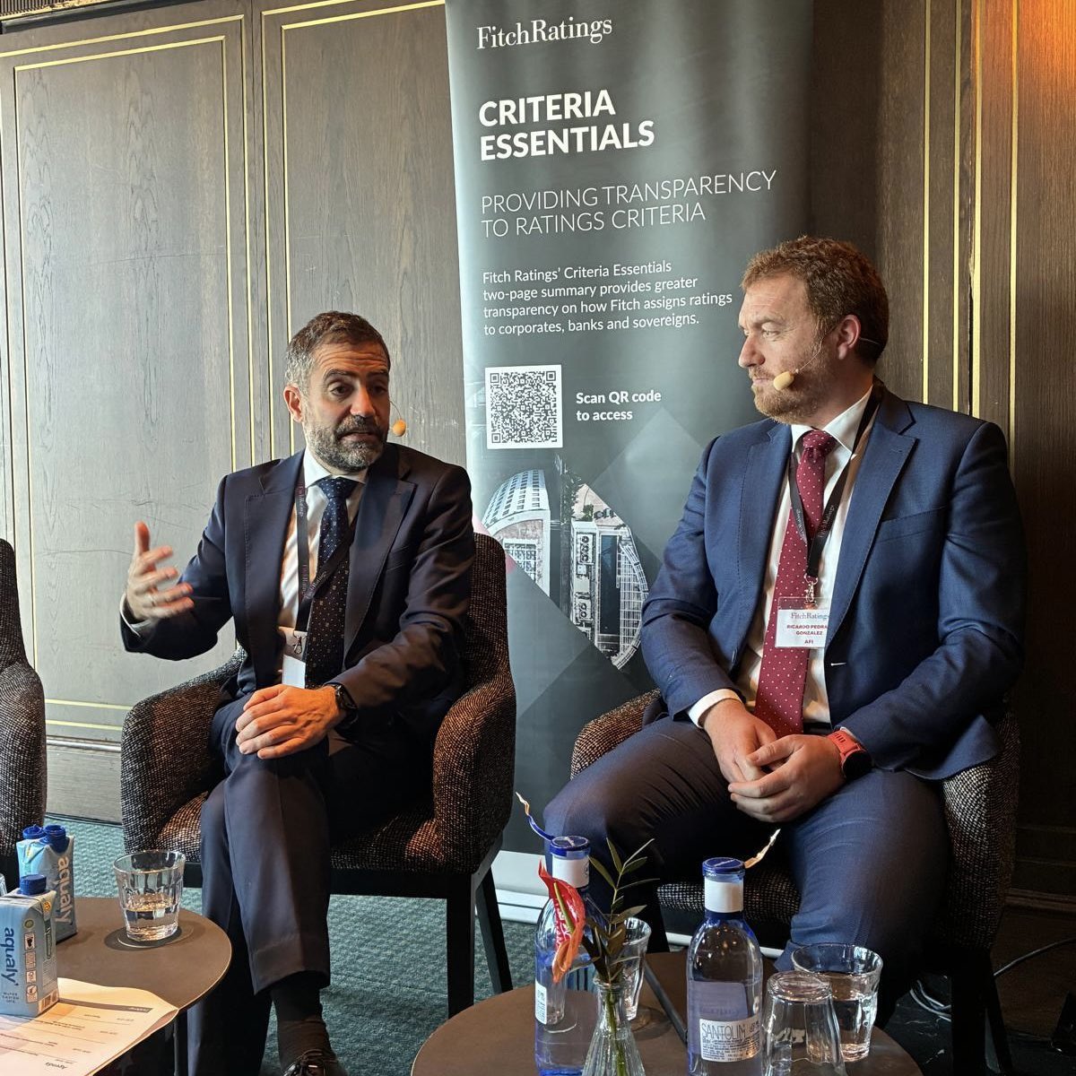 HaciendaCMadrid's tweet photo. 🏛️ Participamos en la jornada de @FitchRatings junto a Tesoro Español, BEI, ICO y otras entidades financieras.

📉 En financiación, se destacó cómo la @ComunidadMadrid refinanció sus vencimientos antes de la guerra de Irán y logró el menor spread sobre Tesoro de su historia: 5. https://t.co/4wPyqwYwQz