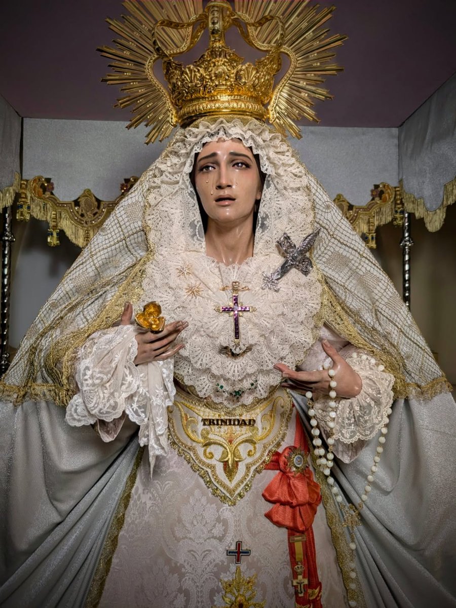 AlCompJiennense's tweet photo. ⚪#VESTIMENTAS | María Santísima de la Trinidad, ataviada por su vestidor Antonio Parras, ya en su paso de palio, a la espera de un nuevo Miércoles Santo.
@JaenCautivo https://t.co/coxC3BmDkA