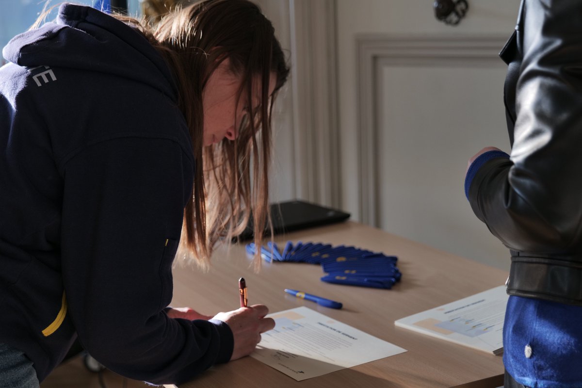 Prefet51's tweet image. #Cérémonie 

📜Ce jeudi, le réfet Romain Royet, a présidé la cérémonie de prestation de serment des nouveaux postiers du département de la #Marne , en présence d'Audrey Benezech, directrice territoriale de La Poste.

🤝Par ce serment,  les nouveaux agents s'engagent