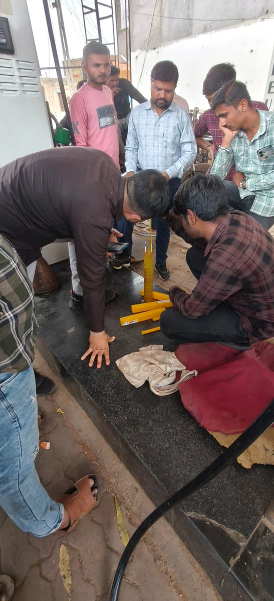 અત્યારની તાકીદની પરિસ્થિતિને ધ્યાને લઈ ભાણવડ તાલુકાના પેટ્રોલ પંપો ની તપાસણી કરવામાં આવી અને જાહેર જનતાને પેટ્રોલ અને ડીઝલની અછત છે તેવી અફવાઓથી દૂર રહેવા  અને ખોટી સંગ્રહખોરી અટકાવવા અને અફ્વાઓથી દુર્ રહેવા અપીલ કરવામાં આવી.