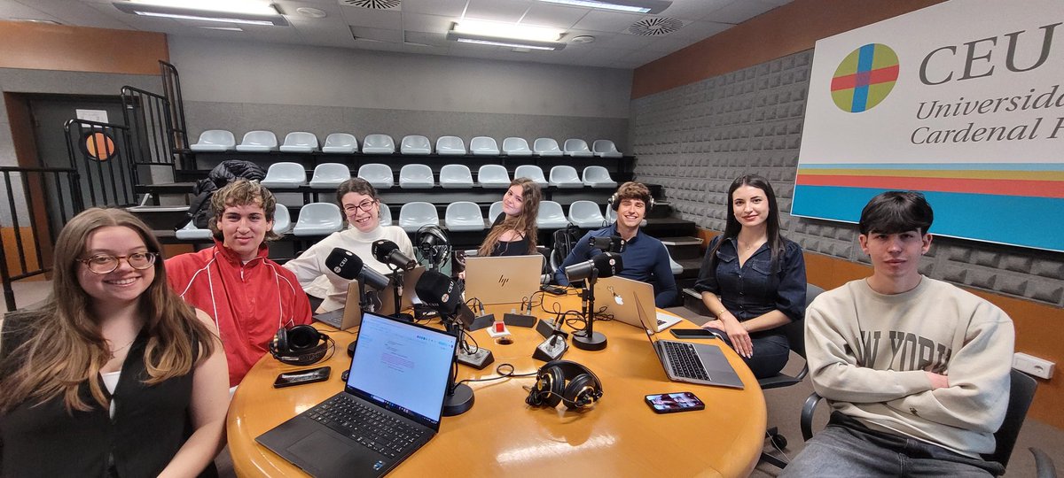 radiagalena's tweet photo. 👉Qué estupendos #coloquios están haciendo los alumnos de periodismo en la clase de #radio de la @uchceu
Conversamos con un afectado por la dana, con un estudiante de fisioterapia, con un joven drag, y con un estudiante de formación profesional. Interesantes reflexiones! https://t.co/CwVA60FQAG
