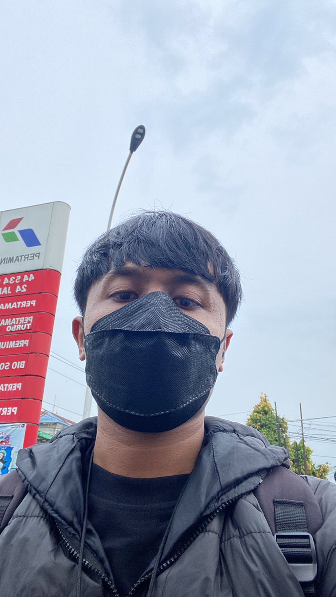 daffakrnd_'s tweet photo. lelah sekali hari ini (tp hepi) karena untuk kedua kalinya mengunjungi kabupaten dengan bahasa alien-nya.
menemui bocil kematian dan tidak sengaja bertemu tanjiro di sekitar alun-alun banjarnegara, alun-alunnya juga bagus karena tidak dipageri dan tidak ada ee kucingnya #mantab https://t.co/nQorW2mPv3