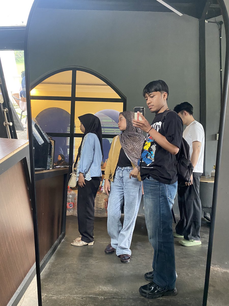 daffakrnd_'s tweet photo. lelah sekali hari ini (tp hepi) karena untuk kedua kalinya mengunjungi kabupaten dengan bahasa alien-nya.
menemui bocil kematian dan tidak sengaja bertemu tanjiro di sekitar alun-alun banjarnegara, alun-alunnya juga bagus karena tidak dipageri dan tidak ada ee kucingnya #mantab https://t.co/nQorW2mPv3