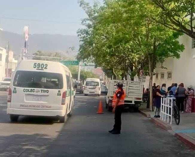 TUXTLA 

GRACIAS OFICIALES POR CUIDAR DEL PEATÓN ADULTO MAYOR 

Para prevenir 4ccid3ntes y salvaguardar la integridad de la ciudadanía, personal de Vialidad brinda apoyo permanente en las inmediaciones del Centro de Atención al Adulto Mayor, auxiliando en el cruce seguro de