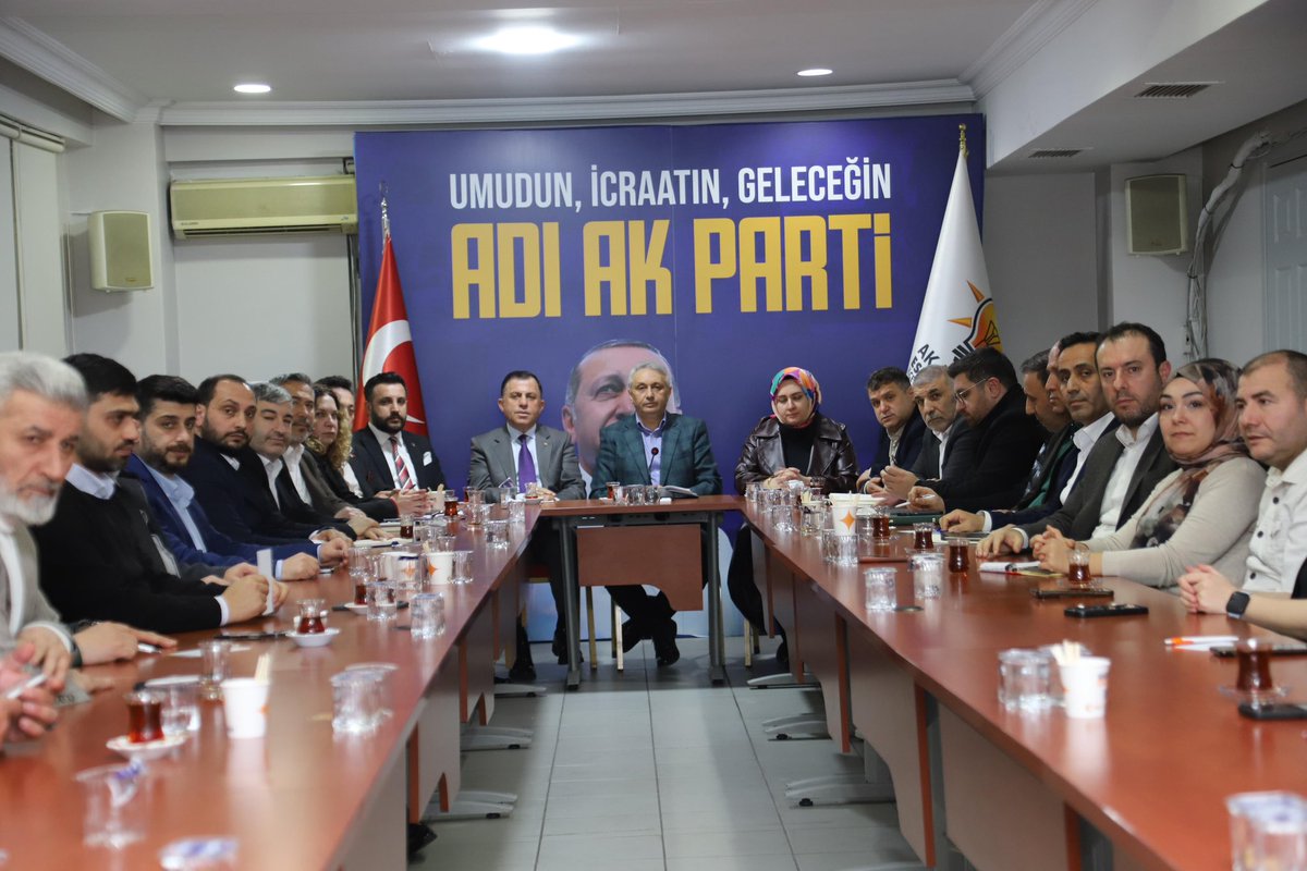 AkEsenyurt's tweet photo. İlçe Başkanımız Sayın Togay Çoban başkanlığında, Sorumlu İl Koordinatörümüz Sayın Hüseyin Turan’ın katılımıyla haftalık olağan yürütme ve yönetim kurulu toplantımızı gerçekleştirdik. https://t.co/8Qvek7jJJR