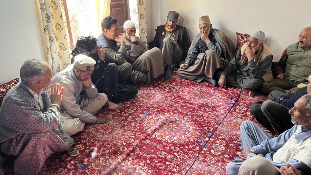 Wagoora_KREERI's tweet photo. Former Law Minister and senior @jkpdp leader Syed @BashartBukhari today visited Kreeri, Hail, and Wagoora to offer heartfelt condolences to the bereaved families.

@Wagoora_KREERI 

@jkpdp @YouthJKPDP  
@BashartBukhari https://t.co/ROGNUQRVKv