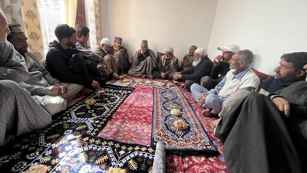 Wagoora_KREERI's tweet photo. Former Law Minister and senior @jkpdp leader Syed @BashartBukhari today visited Kreeri, Hail, and Wagoora to offer heartfelt condolences to the bereaved families.

@Wagoora_KREERI 

@jkpdp @YouthJKPDP  
@BashartBukhari https://t.co/ROGNUQRVKv
