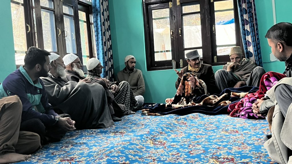 Wagoora_KREERI's tweet photo. Former Law Minister and senior @jkpdp leader Syed @BashartBukhari today visited Kreeri, Hail, and Wagoora to offer heartfelt condolences to the bereaved families.

@Wagoora_KREERI 

@jkpdp @YouthJKPDP  
@BashartBukhari https://t.co/ROGNUQRVKv