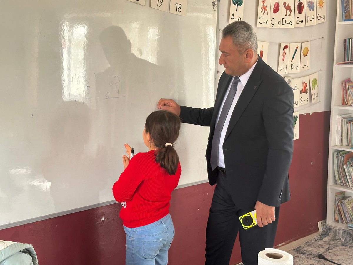 mazidagimem's tweet photo. İlçe Milli Eğitim Müdürümüz Sayın Mehmet Şah AYDINER,Tanrıyolu İlkokulunu ziyaret ederek öğretmen ve öğrencilerle bir araya geldi.Öğrencilerin okuma seviyelerini ve ders içi çalışmalarını yerinde inceledi.

@tcmeb 
@Yusuf__Tekin
@Mardin_Valiligi
@cftcblnt
@mazidagkaymakam 
@ali_eyyupkoca 
@aydiner_sah