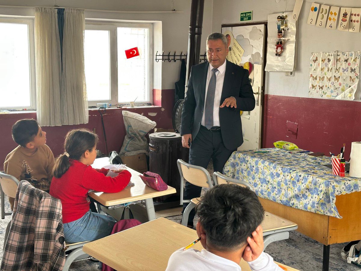 mazidagimem's tweet photo. İlçe Milli Eğitim Müdürümüz Sayın Mehmet Şah AYDINER,Tanrıyolu İlkokulunu ziyaret ederek öğretmen ve öğrencilerle bir araya geldi.Öğrencilerin okuma seviyelerini ve ders içi çalışmalarını yerinde inceledi.

@tcmeb 
@Yusuf__Tekin
@Mardin_Valiligi
@cftcblnt
@mazidagkaymakam 
@ali_eyyupkoca 
@aydiner_sah