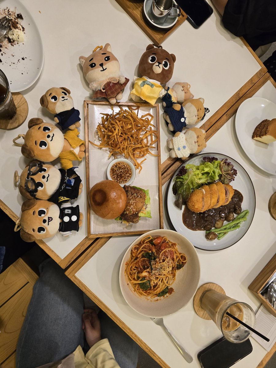 chungi 👀 bingung milih outfit tweet media