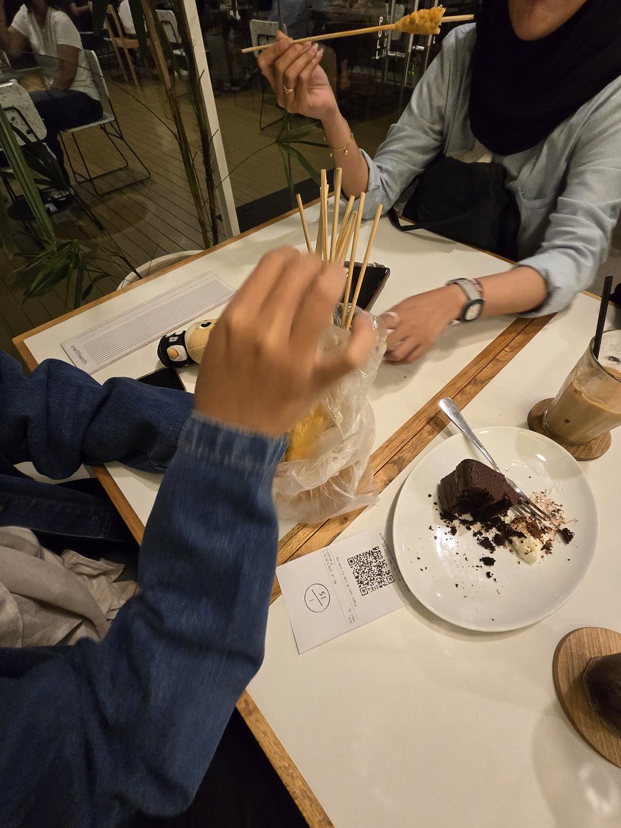 chungi 👀 bingung milih outfit tweet media