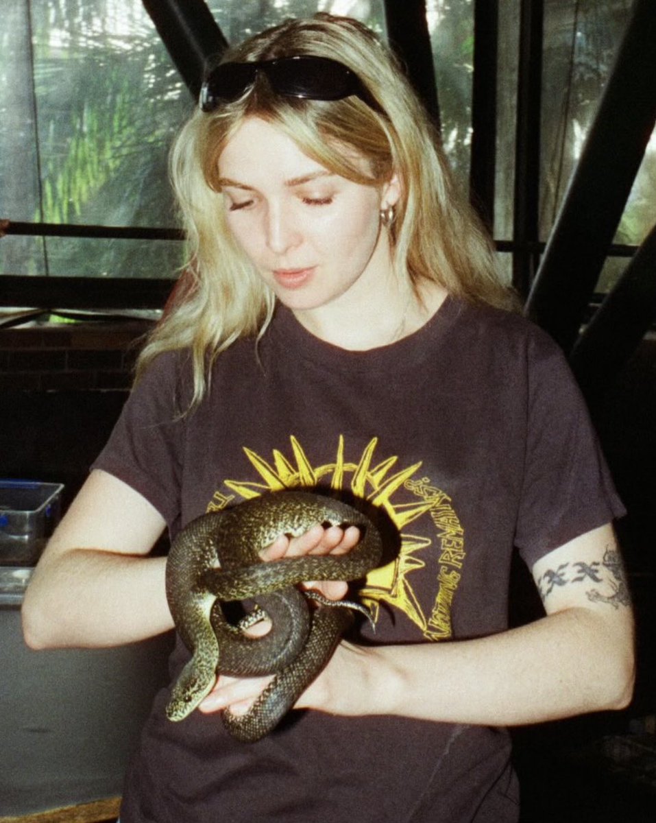 lvscas's tweet photo. @viluvconnection @yyyyvs A meg mills tem uma tatuagem de straight edge tbm https://t.co/W7PZvRmdQl