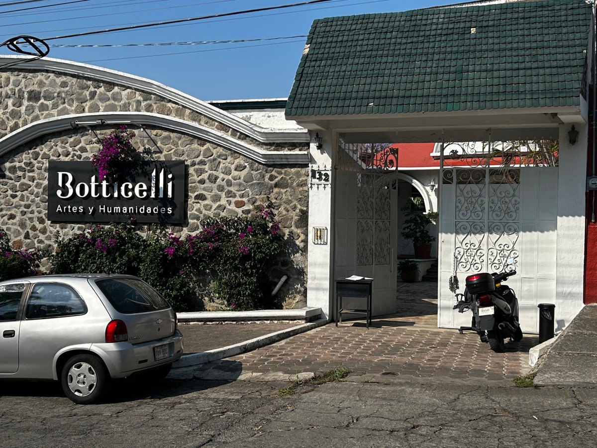 CesarInfante3's tweet photo. Instituto Boticelli en #Cuernavaca usa banquetas para estacionamiento de profesores! Pongan orden @CuernavacaGob https://t.co/fYqpbKKbRj