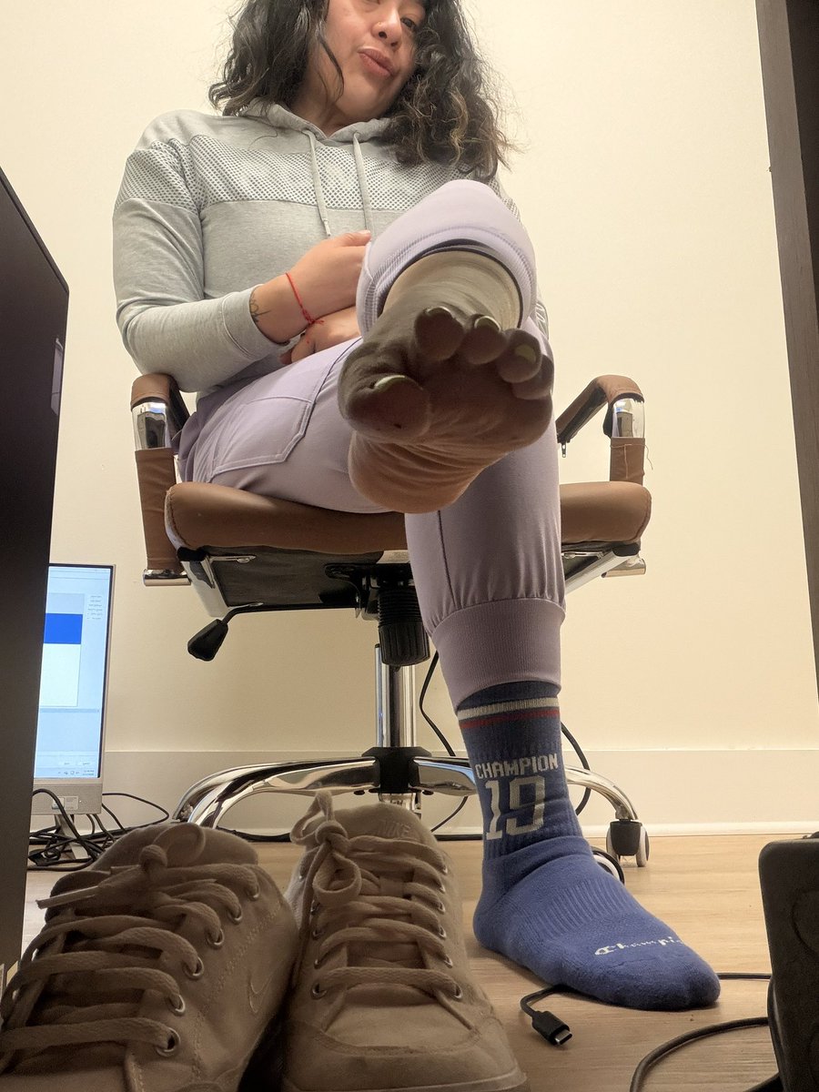 lizzybadazzfeet 🎂8/14 tweet media