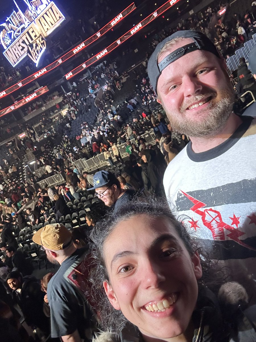 tinaxoxo99's tweet photo. Happy to have been a part of the road to WrestleMania! #roadtowrestlemania #wweraw https://t.co/CIL9dH1gfe