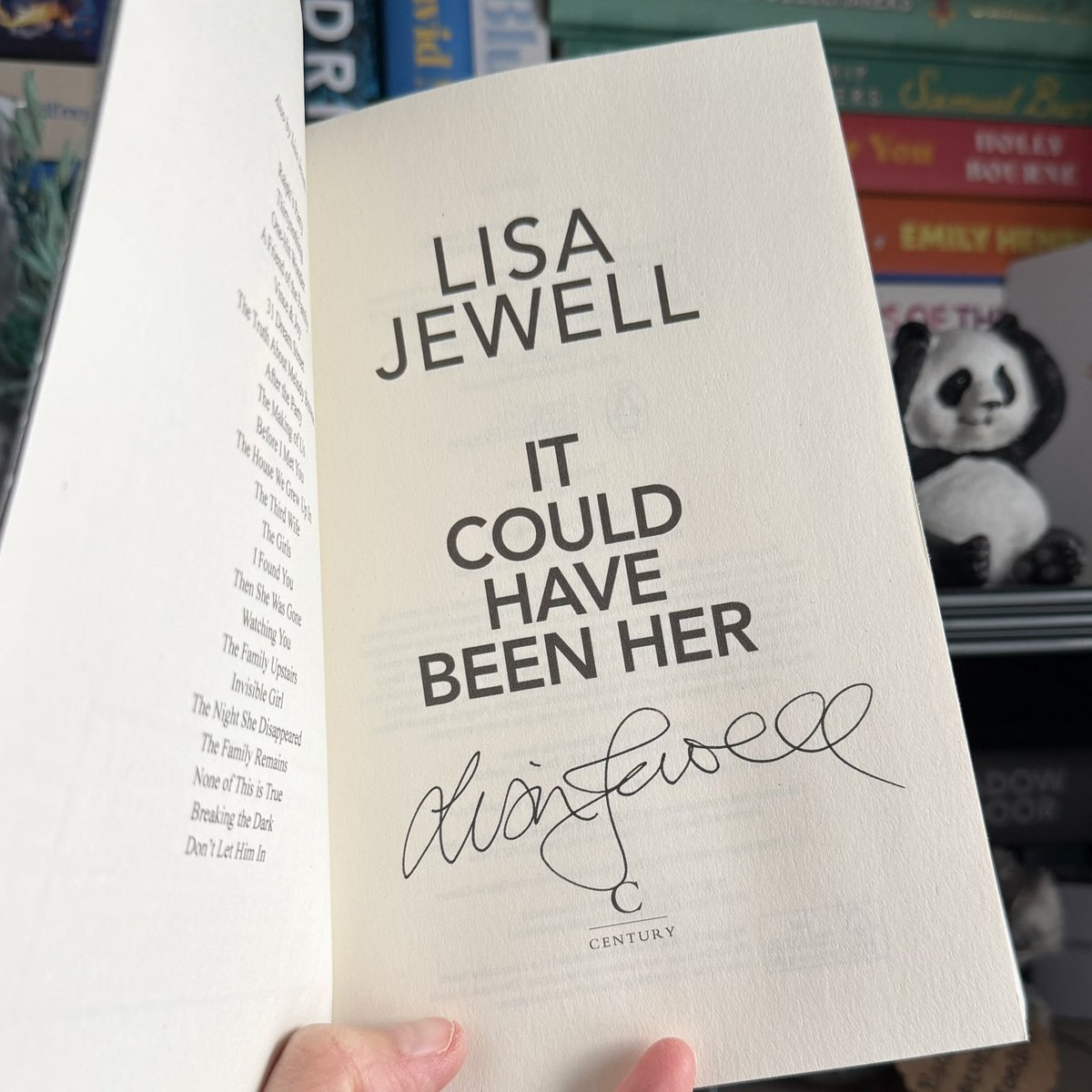 shonaholmes23's tweet image. 📚📮#BookPost📚📮

I’m feeling completely spoilt with the arrival of #ItCouldHaveBeenHer by @lisajewelluk - apologies to all who heard the scream when I saw the envelope!❤️

AND it’s signed! ✍️ Seriously, it just gets better!  MASSIVE thank you to @centurybooksuk for sending 📖