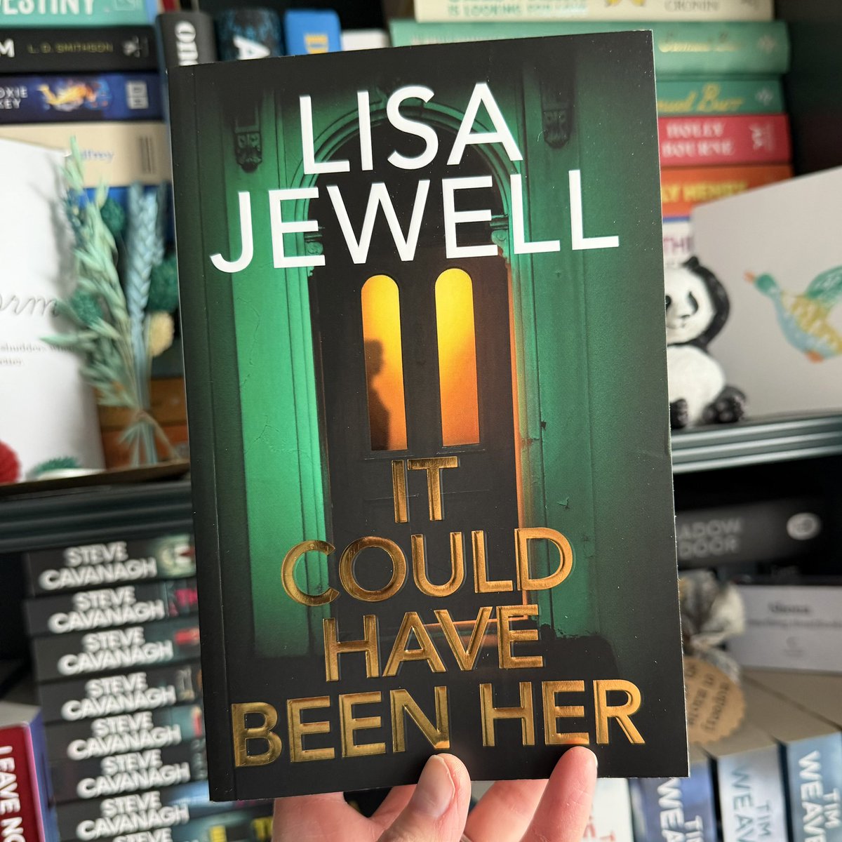 shonaholmes23's tweet image. 📚📮#BookPost📚📮

I’m feeling completely spoilt with the arrival of #ItCouldHaveBeenHer by @lisajewelluk - apologies to all who heard the scream when I saw the envelope!❤️

AND it’s signed! ✍️ Seriously, it just gets better!  MASSIVE thank you to @centurybooksuk for sending 📖