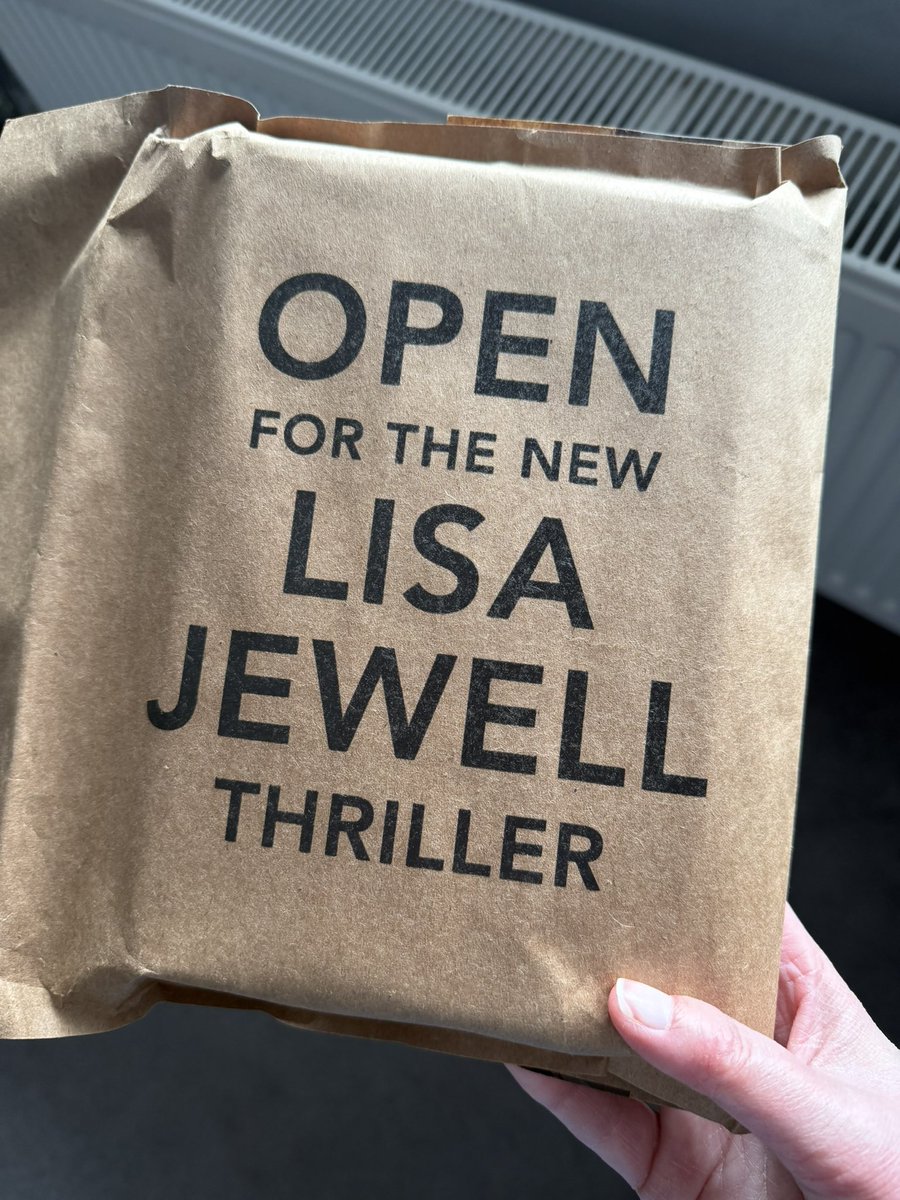 shonaholmes23's tweet image. 📚📮#BookPost📚📮

I’m feeling completely spoilt with the arrival of #ItCouldHaveBeenHer by @lisajewelluk - apologies to all who heard the scream when I saw the envelope!❤️

AND it’s signed! ✍️ Seriously, it just gets better!  MASSIVE thank you to @centurybooksuk for sending 📖