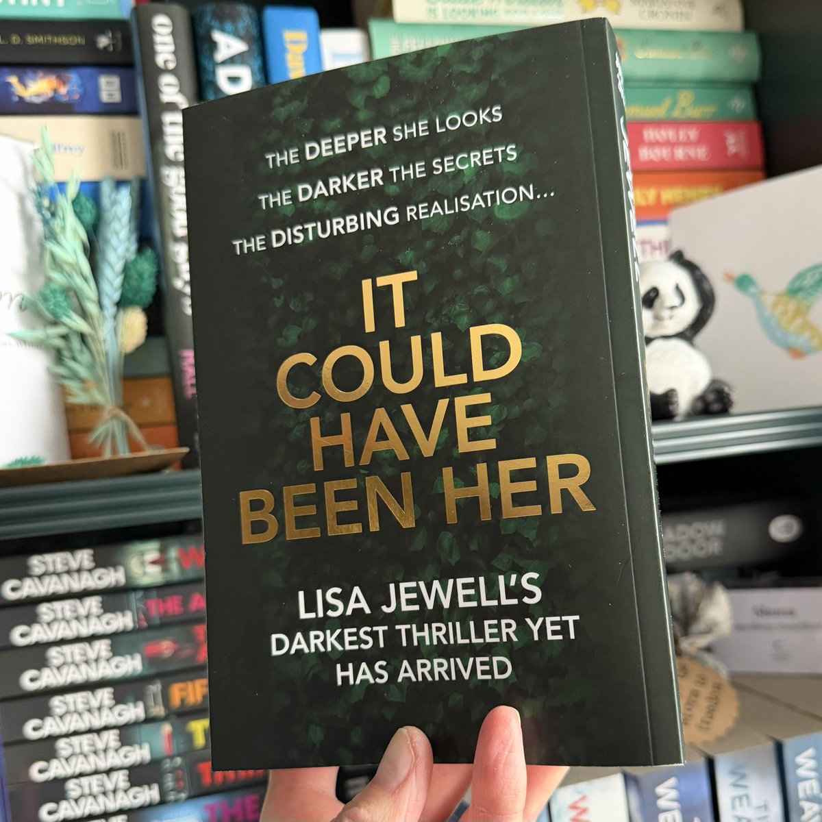 shonaholmes23's tweet image. 📚📮#BookPost📚📮

I’m feeling completely spoilt with the arrival of #ItCouldHaveBeenHer by @lisajewelluk - apologies to all who heard the scream when I saw the envelope!❤️

AND it’s signed! ✍️ Seriously, it just gets better!  MASSIVE thank you to @centurybooksuk for sending 📖