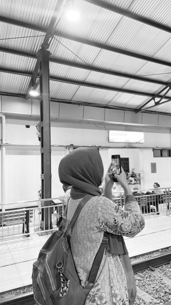 airplane mode on tweet media