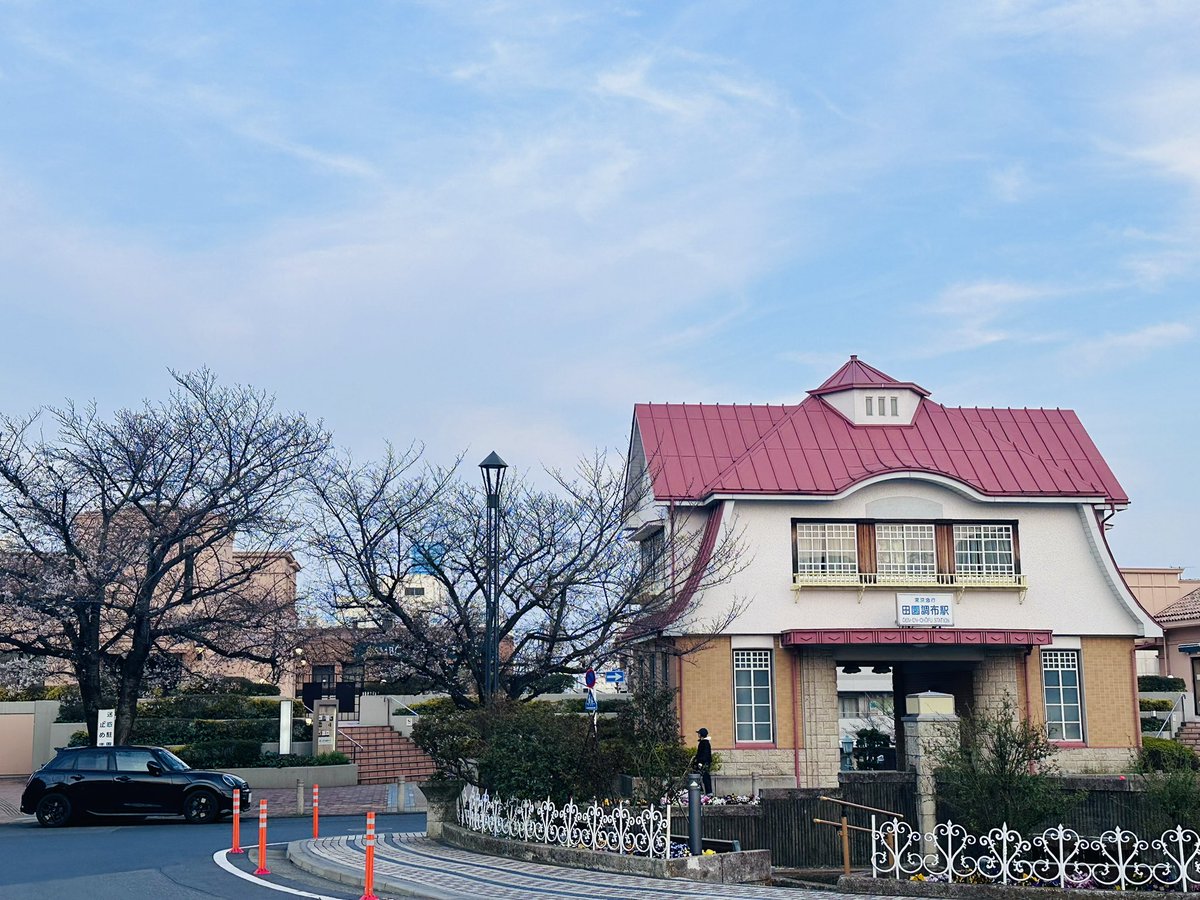 pfKOTA's tweet photo. 更に翌日の今日。リハで田園調布に。

咲きはじめの桜が夕陽に照らされてなかなかに幻想的✨

田園調布はまた来週訪れる予定だけれど、きっと桜は満開になっているだろうなぁ…🤔 https://t.co/os9Uv7DsaI