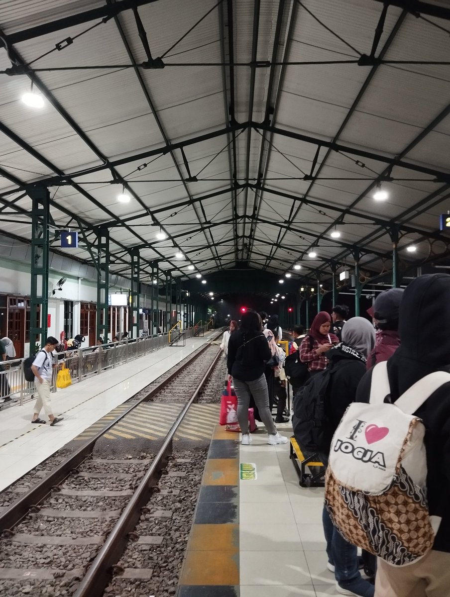 airplane mode on tweet media