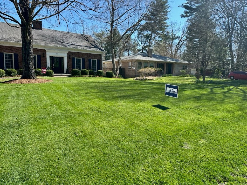 TimPeckforCong's tweet image. Spring is here and it’s time to put out your signs! 🌱🚪 Huge thank you to this supporter for showing their support for Tim Peck for Congress. Want a sign for your yard? Let us know and we’ll get you one!

#IN09 #TeamPeck #YardSign #Grassroots #HoosiersForPeck