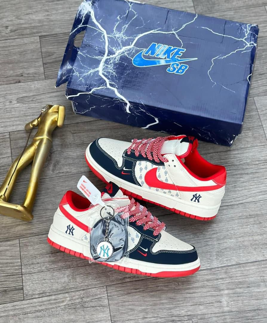 *NIKE SB DUNK LOW LA SNKS*

Size 40-----------45       

             *PRICE #60,000*  

*Kindly Repost🙏*