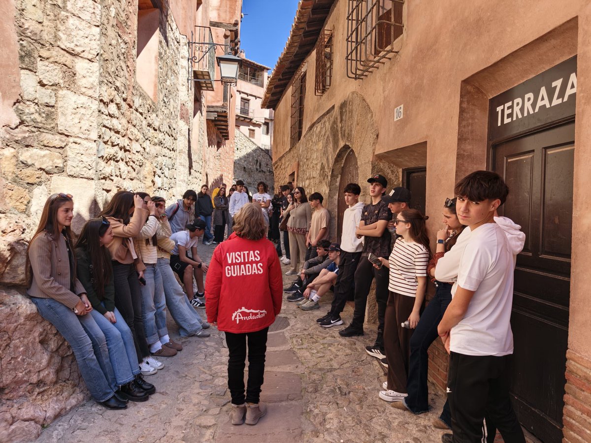 En el primer día de viaje, los alumnos de 4.º ESO han visitado uno de los pueblos más bonitos de España: Albarracín. Han disfrutado del legado cultural, arquitectónico y religioso de un paraje natural único: su plaza mayor, sus calles, sus murallas, su catedral, su río...