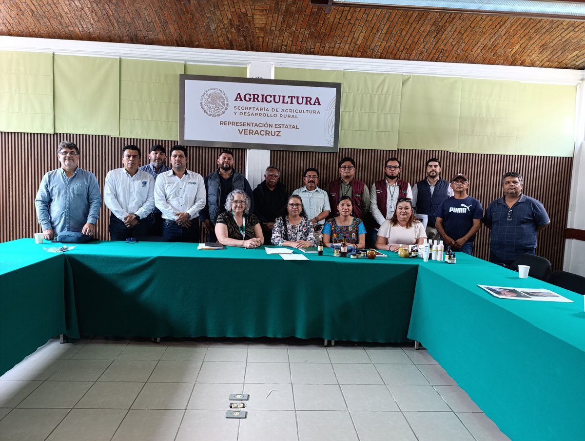 Colpos_Ver's tweet photo. 🐝 El 23 de marzo se realizó una reunión en la Secretaría de Agricultura y Desarrollo Rural – Veracruz sobre protección de la biodiversidad.
Se impulsan propuestas para programas públicos que reconozcan la importancia de la polinización.
#Biodiversidad #Colpos #Polinización 🌿 https://t.co/x6pOw2Slhp