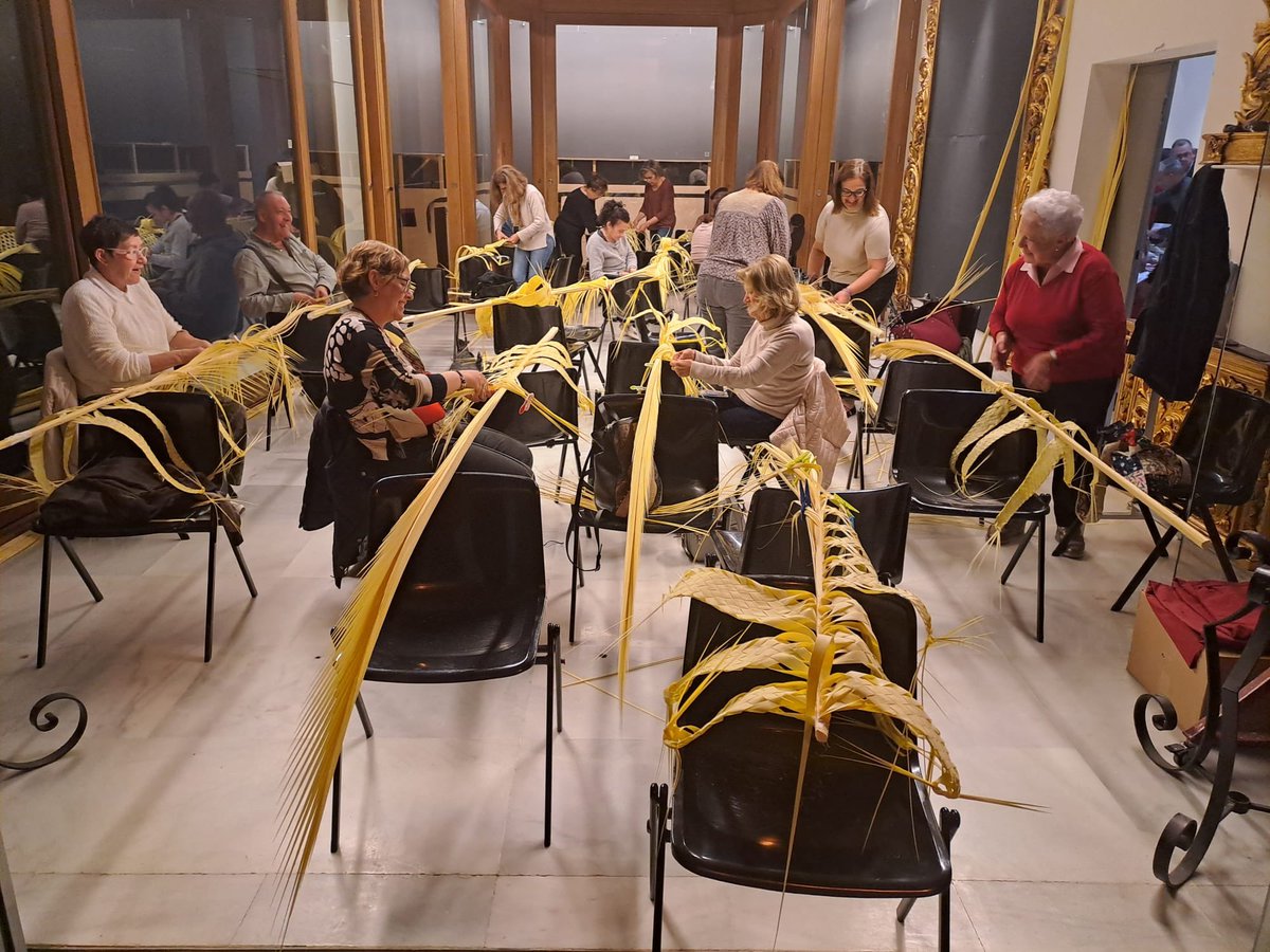 hdadsbernardo's tweet photo. Gran ambiente un año más en el tradicional curso de palmas para la venidera Semana Santa. https://t.co/KF3WvteQdM
