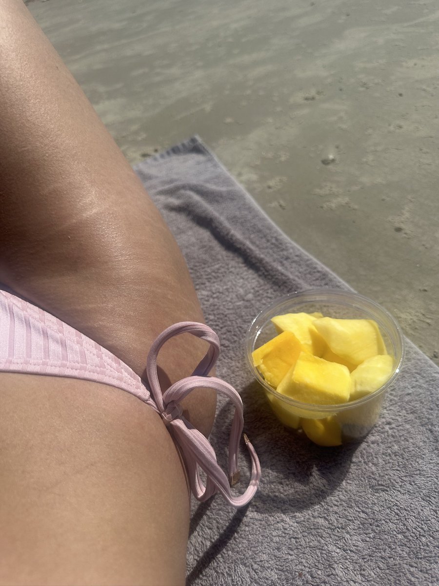 leslayeg's tweet photo. Tanning > https://t.co/8ouyNdV6zt