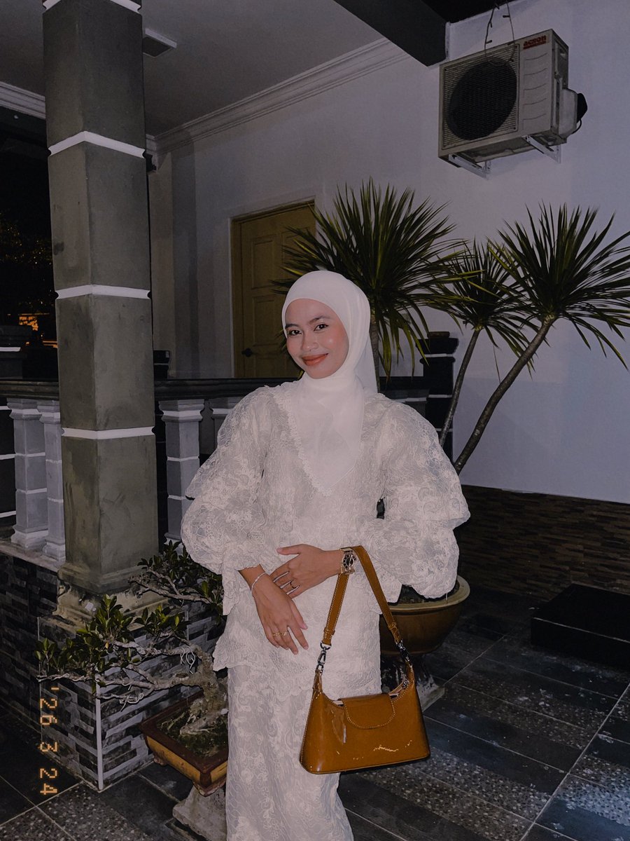 farakilaaa's tweet photo. Blooming softly in white 🌸 https://t.co/EVxsmMOwO3
