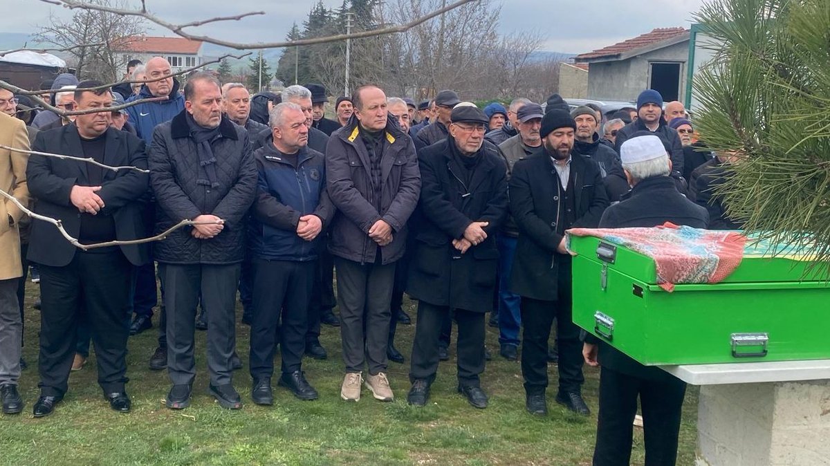Harun_Karacan's tweet photo. Uzun yıllar yol arkadaşlığı yaptığımız Özkan ve Özgür Alp'in kıymetli anneleri; Eskişehirsporumuzun efsane ismi Amigo Orhan’ın kız kardeşi Özcan Erpek Alp büyüğümüzü bugün Hakk'a uğurladık.​Merhumeye Allah’tan rahmet;Alp ve Erpek aileleri ile tüm sevenlerine başsağlığı diliyorum. https://t.co/9ZwG4ePGAj