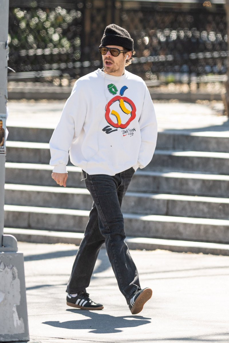 obsessed with this fit oh my god !! and the way he’s walking with his hand in his pocket is very sexy to me 🫠
